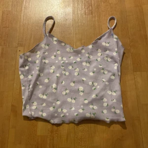 Lila blommig topp - Jag säljer en lila blommig topp från Shein. Jätte fin till sommaren🌸🌸