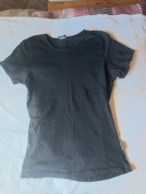 basic tshirt - säljer då jag har många andra💕 den har en cool söm längst ner ☺️