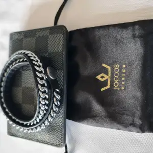Armband i läder och stål av varumärken Joccos Design. Köpt i Polen. 