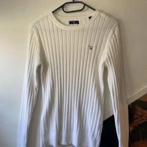 Stickad gant tröja vit - Använd en gång  Perfekt skick Jätte skönt material  Storlek S Orginal pris: 1399 kr Stickad Pris går att dirksutera