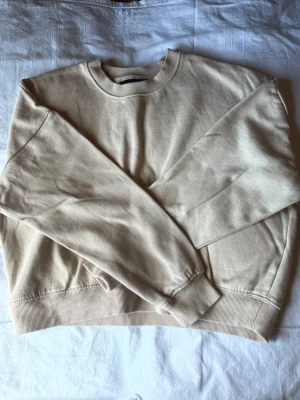 beige tröja nyskick  - säljer då den inte är min stil💕 väldigt len inuti. nyskick ☺️