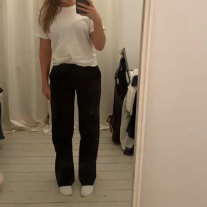 Kostymbyxor Asos - Säljer dessa fina kostymbyxor från Asos i jättefint skick🫶🏼 de är midwaist och rak modell, midjemått: 34,5 cm och innerbensmått: 71 cm💕möts upp på Östermalm eller fraktar! 