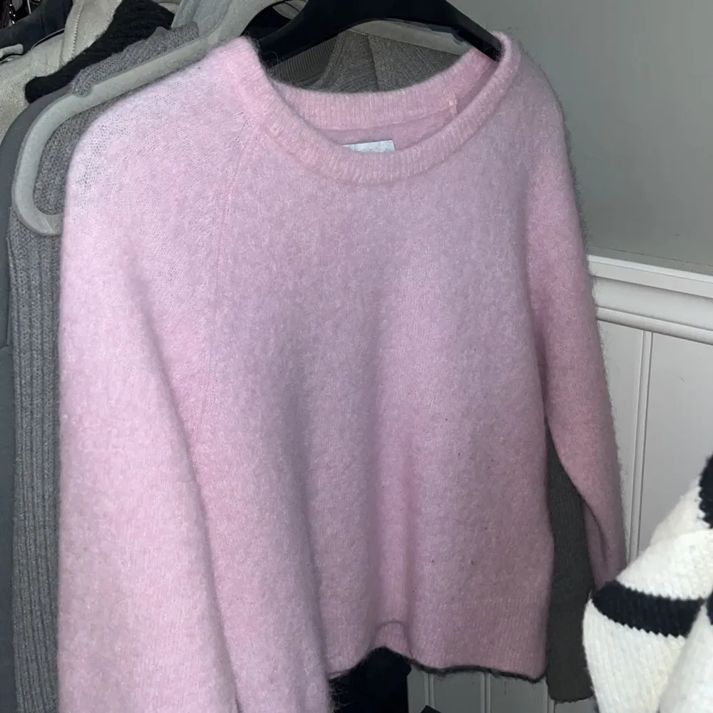 Säljer en jättefin rosa stickad tröja från samsoe💓 Aldrig använd är som ny inga defekter.Säljer för 150+frakt. Står ingen storlek men skulle säga att den är en xs/s🌸Skriv till mig för fler frågor eller bilder💗Priset kan diskuteras💗. Stickat.