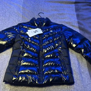 Calvinklin jacka - Helt ny aldrig änvänd köpte den för 2000 och gillade inte den och vill bli av med den