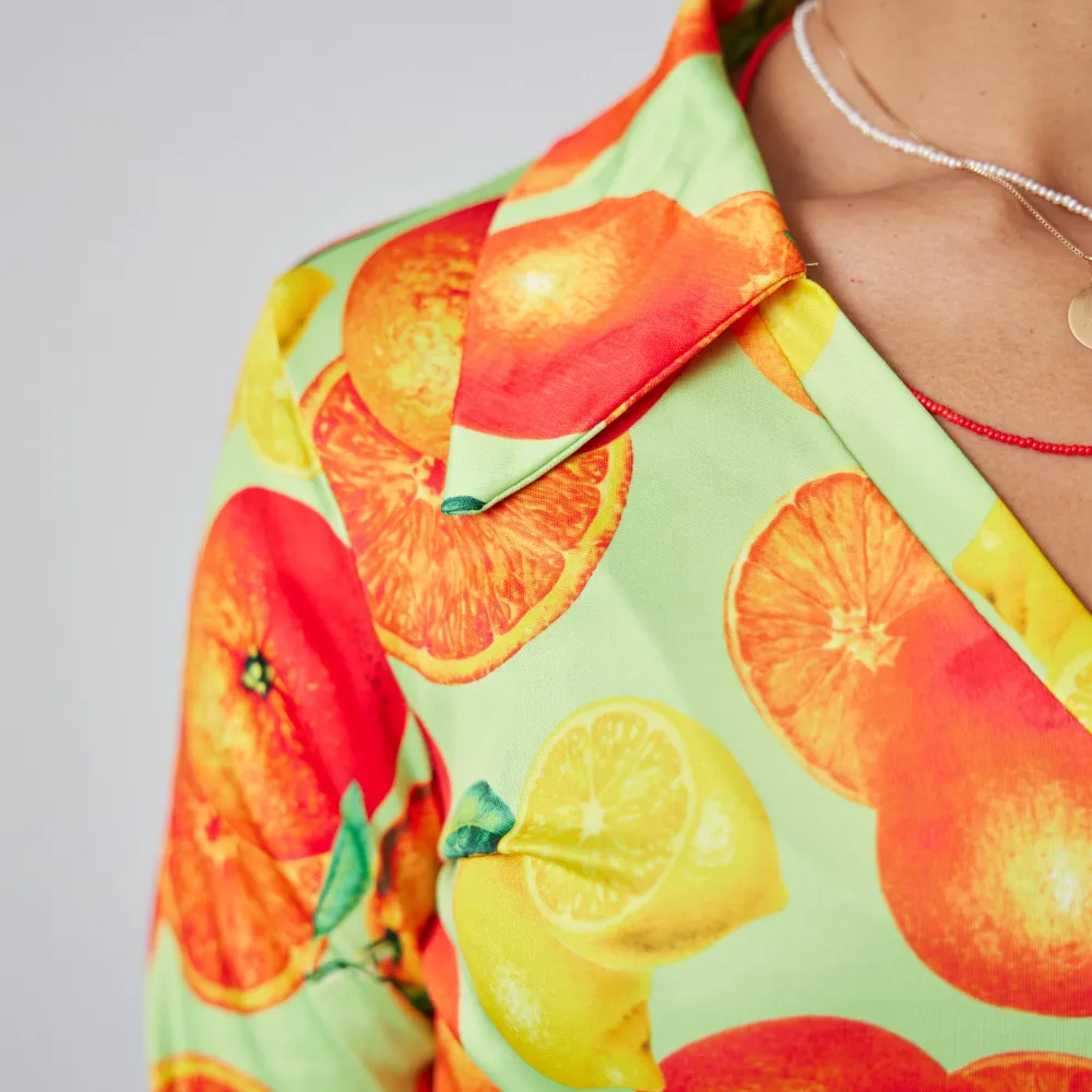 En silkig tröja i polyester med citrusfrukter på, passar både S och M. Stretchig!. Tröjor & Koftor.
