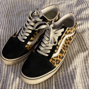 Vans skor  - Ett par super fina vans skor i leopardmönster. Storlek 41. Ordinarie pris 899kr. 