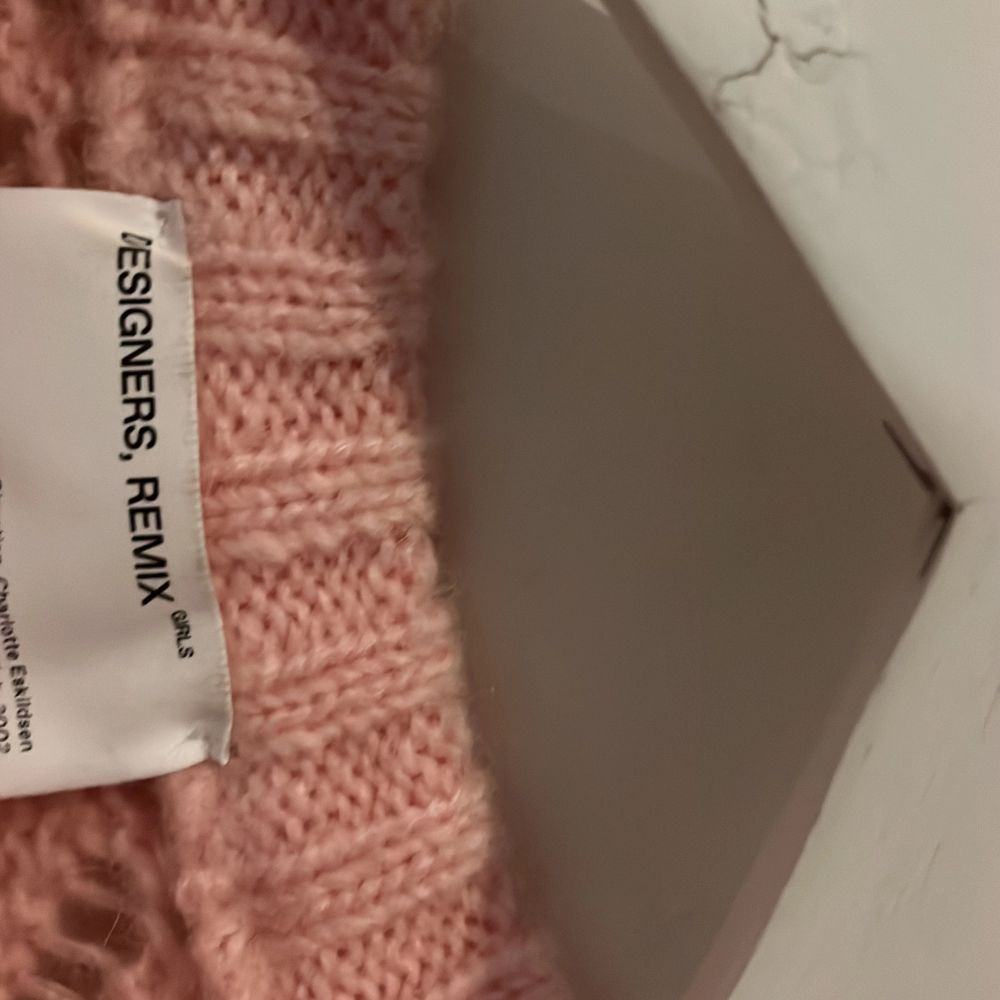 Väldigt fin ros tröja med fina deltagare. Som är väldigt sparsamt använd från designer Remix köpt på Lucca, storlek 12 men sitter som en xs. Väldigt fin rosa förg. Tröjor & Koftor.