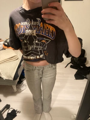 Snygg h&m tröja - Fin h&m tröja i storlek s med tryck! Säljs pga att den har böivit lite för kort och har tröttnat på trycket. Köptes för 99kr och säljs för 49kr!