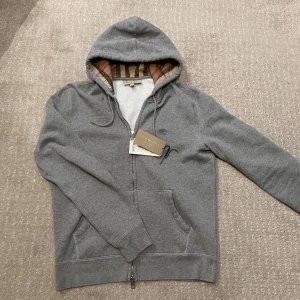 Burberry zip hoodie  - Säljer min burberry zip hoodie, den är i väldigt bra skick! Skick 9/10! Har tags till den. Den är självklart äkta!  Hör av dig om du har frågor! 