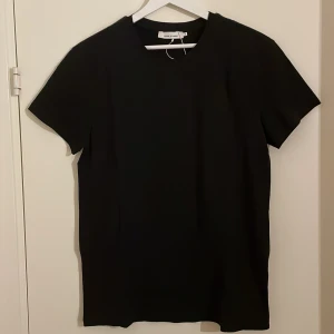 Samsöe Samsöe T-shirt  - Samsöe Samsöe T-shirt. Regular fit. 100% bomull. Storlek m. Oanvänd.