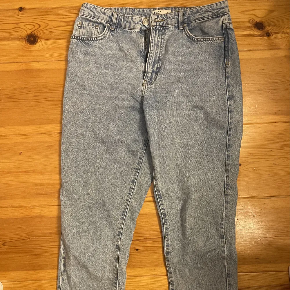 Blåa ”Dagny mom jeans” från Gina tricot  Storlek: 42 Nypris: 499kr. Jeans & Byxor.