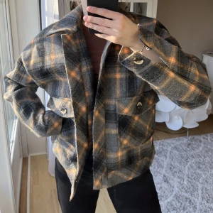 Rutig jacka  - Skitsnygg rutig jacka som tyvärr inte kommer till användning längre, jättefint skick då den inte är använd så mycket! Storlek L men passar alla mellan XS-L beroende på hur man vill att den ska sitta (jag är en S för jämförelse) 💌