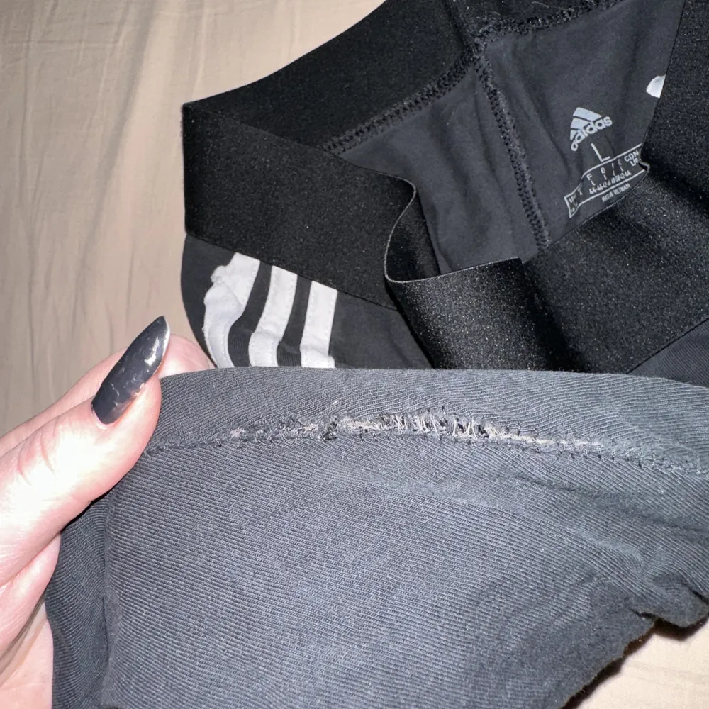 Adidas tights som spruckit i skrevet, se bild. Annars bra skick, därav priset. Där kanske finns någon som är duktig på att sy ihop dem & ge dem ett nytt hem i en annan garderob. . Jeans & Byxor.