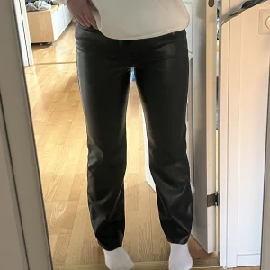 PU Low byxa i skinnimitation  - Inköpspris: 599 SEK Storlek: 40 EU Full Length (jag är 179cm) NYSKICK, ALDRIG ANVÄNDA