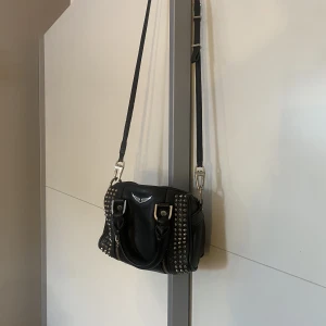 Zadig väska - Säljer min snygga zadig väska då den tyvärr inte kommer till användning. Köpt för ca 4000, men är väl använd därav priset. Inga stora skador men tecken på användning finns. Hör av dig för frågor eller fler bilder!