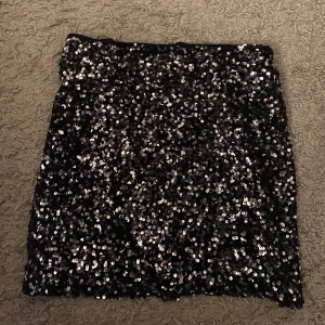 Kjol - Svart paljettkjol från Asos, använd en gång💗