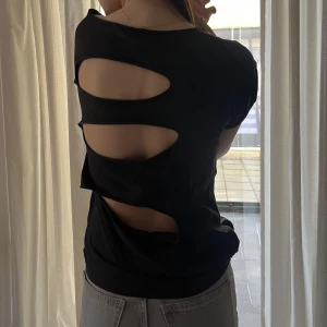 Tuff tröja med tryck - T-shirt med öppen rygg. 