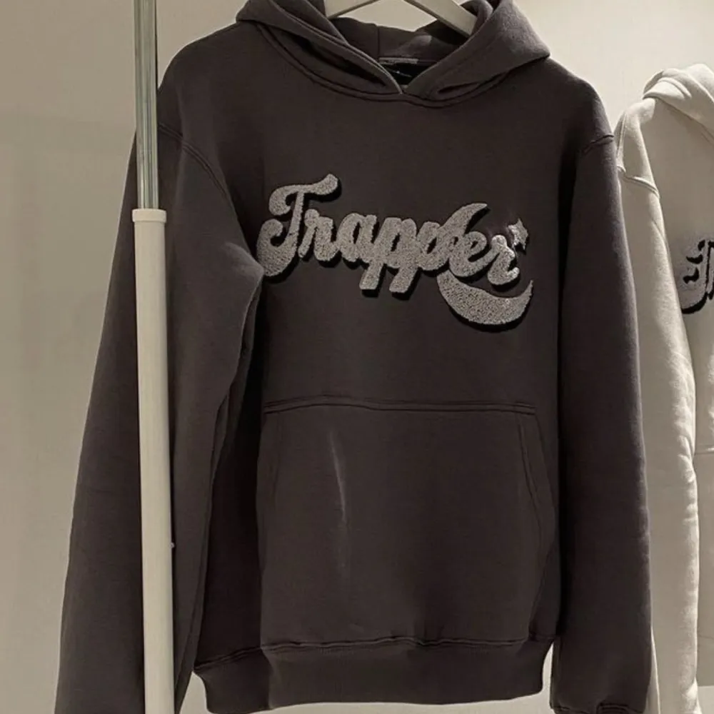 Grå hoodie från Made by Trappers i storlek L. Liten i storleken så passar även S och M! Färgen är mest rättvis på andra bilden. Helt ny med tags kvar, nypris 699kr och slutsåld. Skriv för fler bilder eller frågor 🙌🏼 Köpare står för frakt.. Hoodies.