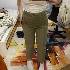 Jättefina högmodjade gröna byxor med ett bälte i mörkgrön färg. Säljer eftersom de har blivit lite för små och korta på mig som är 165 cm. Bra skick, hann aldrig användas. Skriv vid intresse❤️❤️