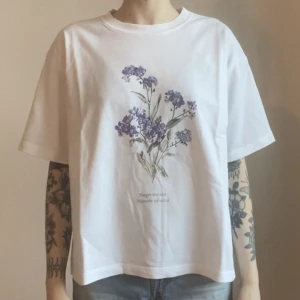 Brandy Melville T-shirt  - Brandy Melville T-shirt   Vit med vintage blommor på  Använd fåtal gånger så i toppen skick 