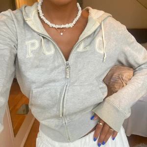 Ralph lauren tröja - Ralp Lauren tröja. Väl använd (har små hål i ärmarna, se bild 3). Därav det låga priset.  Har haft tröjan vädligt länge och därmed den slitna kvaliten (dels hål dels missfärgning) Plagget är inte sålt ännu! 