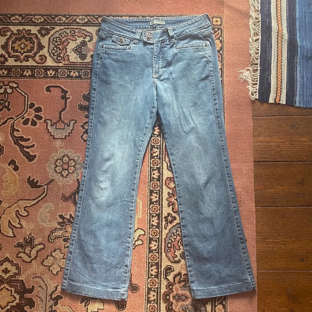 Lee Jeans i modellen natural bootcut Står ingen storlek men passar mig som kan ha s, 36 och 38 beroende på märke. Är däremot för korta för mig som 176cm passar någon som är ca 165 cm lång. Kom med bud!  Har rätt att neka. :). Jeans & Byxor.