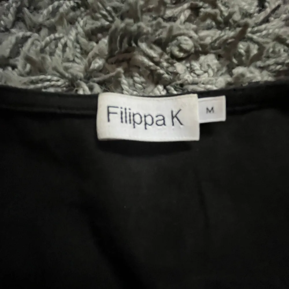 Helt vanlig svart tröja från Fillipa K. Super mjuk och skön . T-shirts.