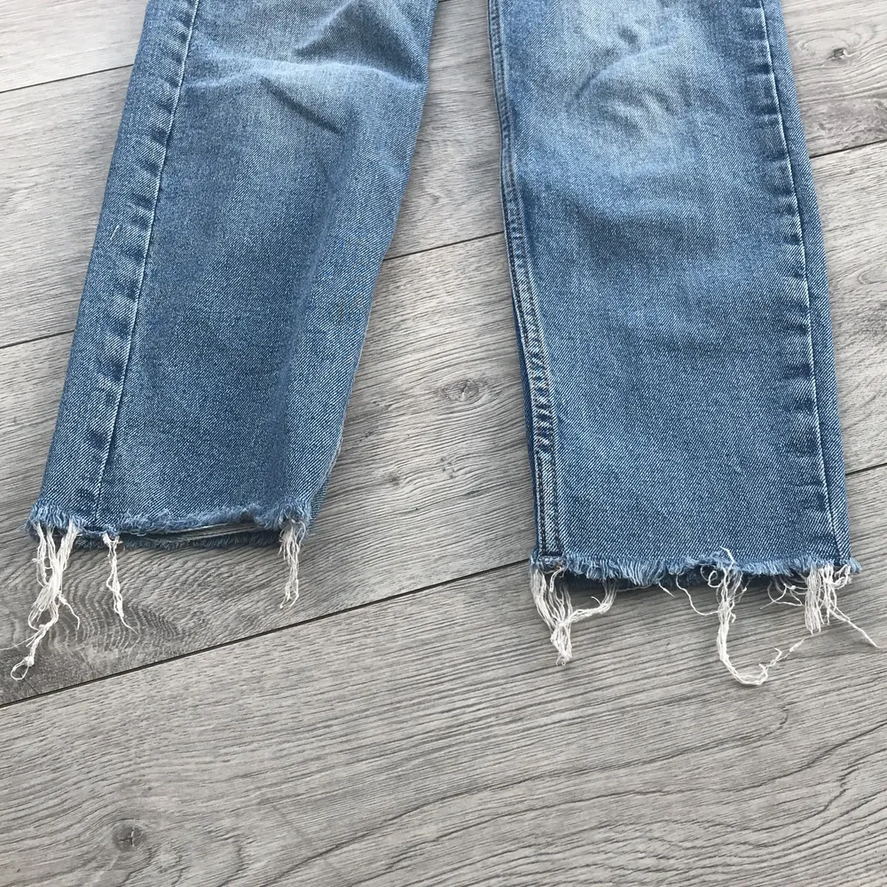Jättefina jeans från hm (divided💗 storlek 32💗köpt för cirka 1 år sedan, säljer för dem blev för små💗 skriv om du är intresserad . Jeans & Byxor.