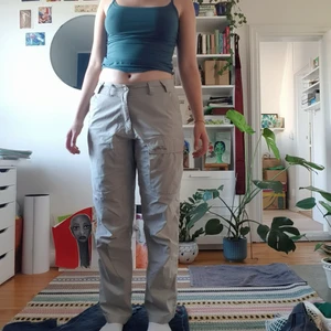 Vandring/cargo byxor - Raka vandring/cargobyxor från lundhags. Står strl 46 för män, motsvarar en s till liten m. I bra skick. Inte kollat vad frakten blir!!!☀️🥭 dm för mått och frågor