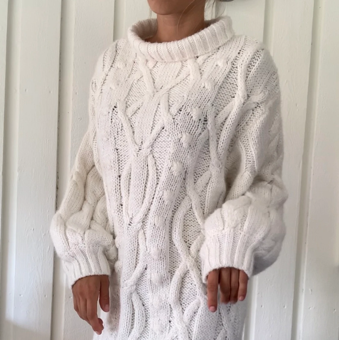 Vit stickad klänning