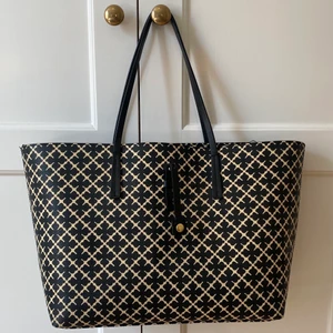 By Malene Birger väska - Säljer min Malene Birger väska då den inte kommer till användning. Sparsamt använd och ser helt ny ut. Modellen heter ”Abigail printed tote bag” och måtten är 48 x 28 x 12.5cm. Nypris 2800kr. Mitt pris 1500kr. 