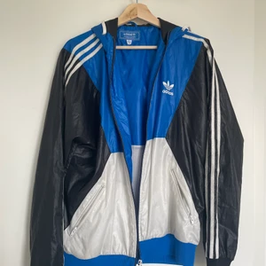 Adidas vintage jacka - Adidasjacka flerfärgad, nytvättad och i bra skick! Köpare står för frakt.
