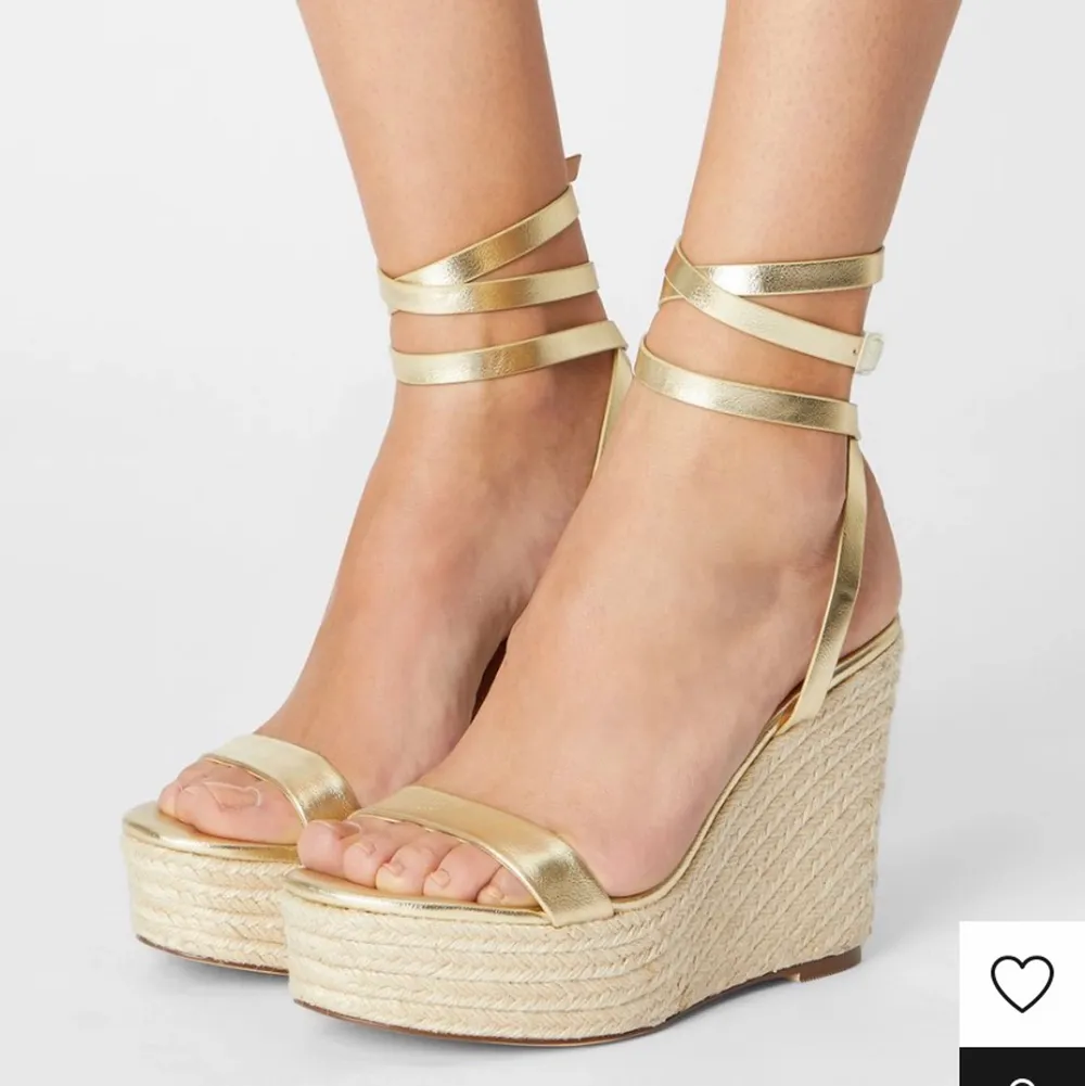 Oanvända sandaletter från Even&Odd köpta på Zalando. Sista bilden är från hemsidan som visar hur de ser ut på, dock i annan färg. Nypris 439. Storlek 39!. Skor.