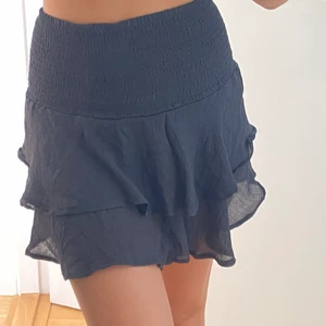 Smockkjol med volanger i strl S svart - Fin kjol som jag endast använt enstaka gånger. Smockmidja med resår som kramar om midjan på ett fint sätt💖 skriv för fler bilder