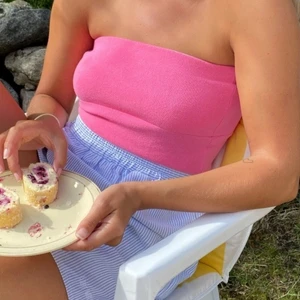 Djerf Avenue tube topp  - Djerf Avenue candy top, endast använd 1 gång, väldigt fin och skönt material men kommer inte till användning.💕 kan även frakta, köpare står för frakten. 