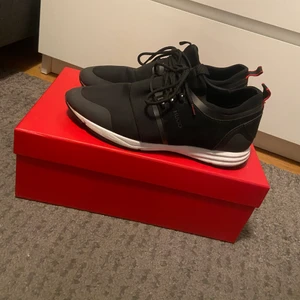Hugo boss skor  - Säljer mina Hugo boss skor köpta från NK, använda endast 1-2 gånger och är i perfekt skick. För mer info skriv gärna. Pris kan diskuteras! 