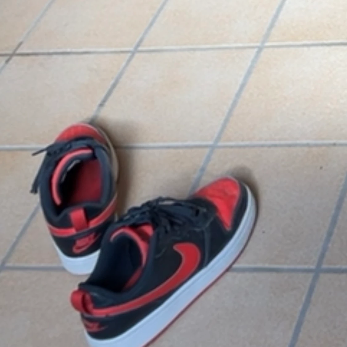 Nike röd och svarta skot - 90