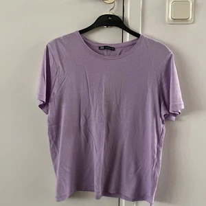 Tshirt  - Lila T-shirt från zara! Snygg modell!