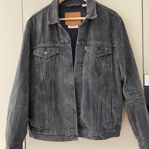 Levis jeansjacka storlek M - Jeansjacka från levis i fint skick. Storleken är M och färgen är grå.
