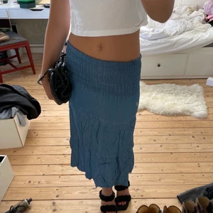 Jeans kjol/klänning - En jeansklänning från name it i storlek 164 men jag tycker det är finare att ha den som kjol. Väldigt strechig i material och passar mig som bär xs-m. Jag är 169 cm lång. Lite skrynklig då den legat i min garderob länge men knappt använd. Frakt tillkommer