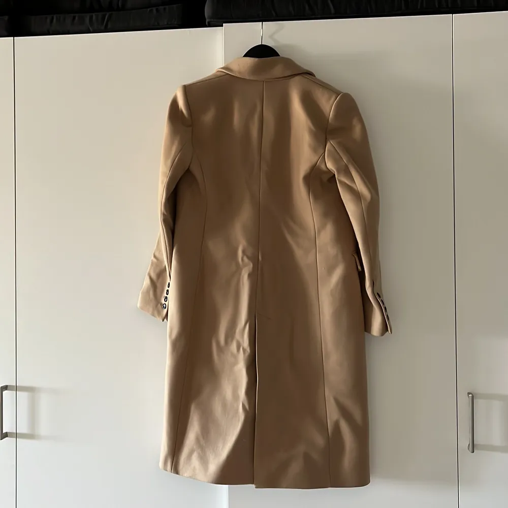 Beige kappa från ZARA str.M  Oanvänd, nypris 1495kr. Jackor.