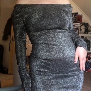 Glittrig klänning - En superfin klänning som passar till fest! Aldrig använd då den sitter lite konstigt på mig. Superbekväm!