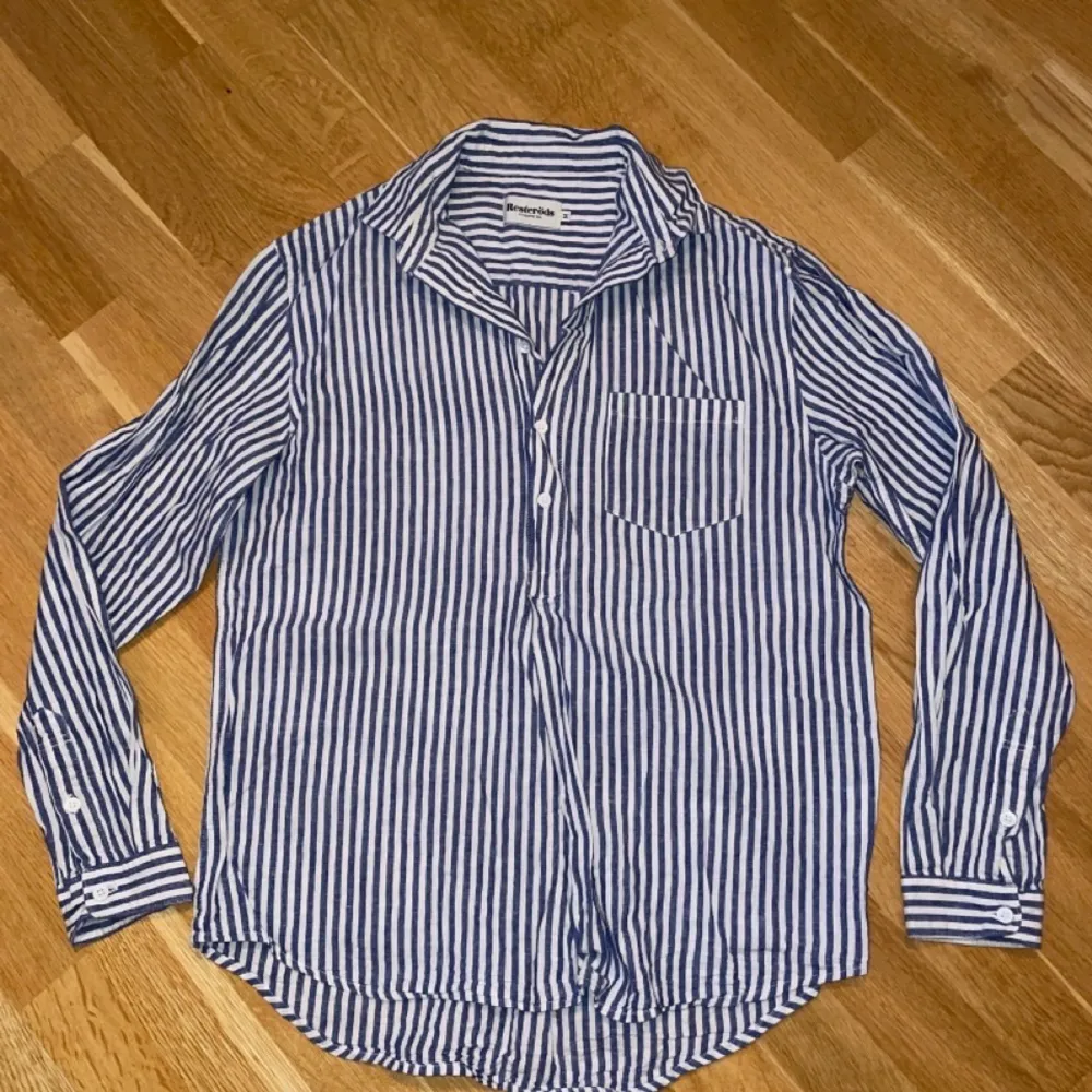 Blåvit randig skjorta från Resteröds, använd ett fåtal gånger. . Skjortor.