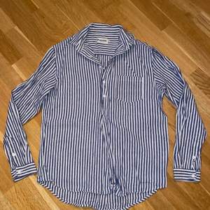 Blåvit randig skjorta från Resteröds, använd ett fåtal gånger. 