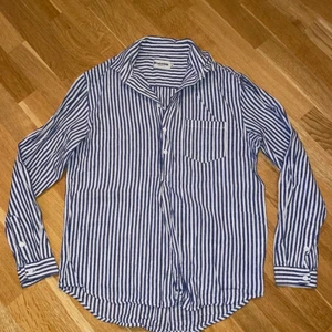 Resteröds, randig skjorta i linneblandning, M - Blåvit randig skjorta från Resteröds, använd ett fåtal gånger. 