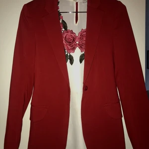 Blazer - Kavaj till salu är nästan ny, använd endast en gång, anledningen till försäljning är att den har blivit för liten för mig😊 Väldigt skön att ha på sig❤️❤️❤️ Jag köpte den för 599kr