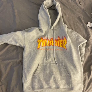 Grå Trasher hoodie  - Snygg hoodie som jag använd mycket! Dock inte på senare tid därav säljs den nu