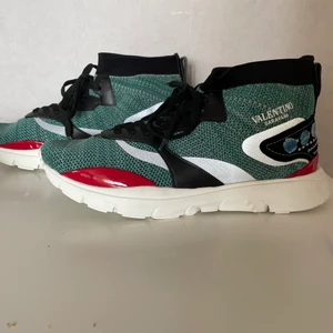 Nya Valentino Garavani Skor i Strl 43 - Nya Valentino Garavani sneakers Strl 43 Ca pris i handeln 6000:-