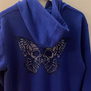 Lecacci kofta blå  - Hel o andvänd blå Lecacci kofta. Storlek L. Har använt den en gång är i bra skick. Skriv i dm om du är intresserad. + frakt 