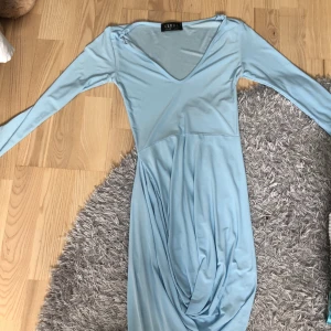 klänning - jättefin klänning som är för stor för mig. Aldrig använd❤️
